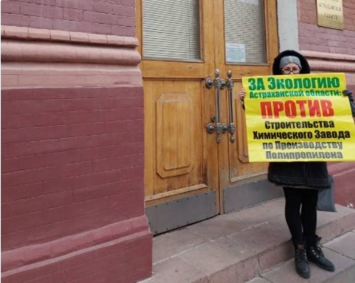 Астраханцы пикетируют резиденцию губернатора из-за строительства пластмассового завода