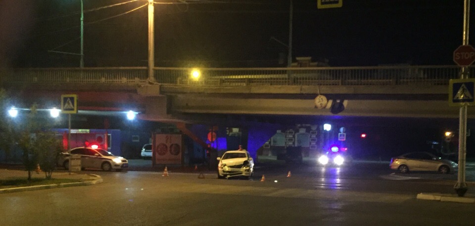 В Астрахани под Новым мостом столкнулись два авто