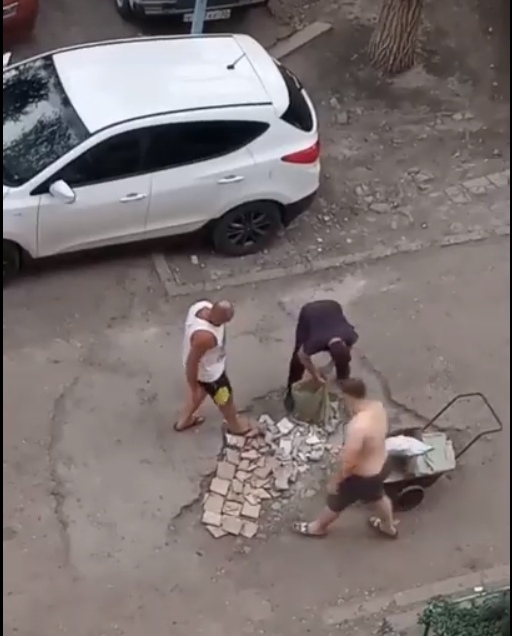 Астраханцы повсеместно ремонтируют дороги сами