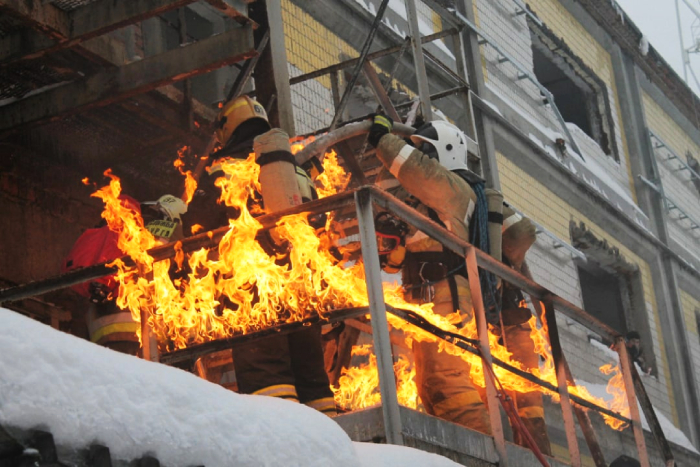Большинство астраханцев считают, что пожарные и спасатели должны зарабатывать больше 100 тысяч рублей