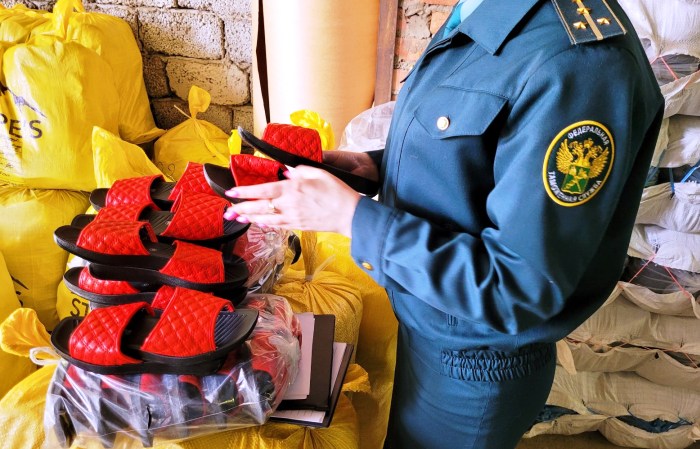 Астраханская таможня остановила груз немаркированных шлепанцев из Казахстана