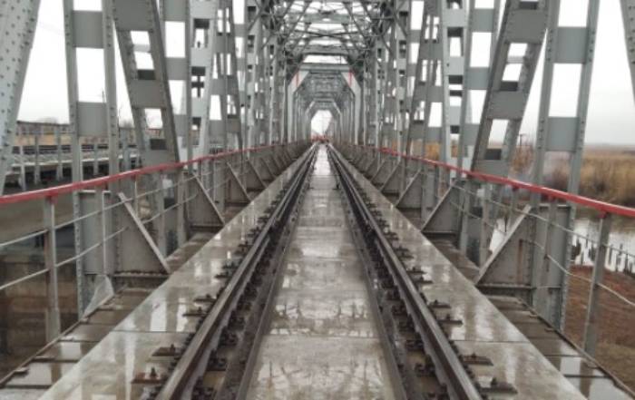 Стратегически важный железнодорожный мост в Астраханской области отремонтировали