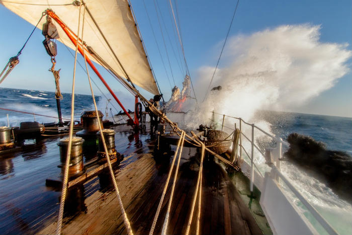 Астраханцы на паруснике попали в 8-балльный шторм
