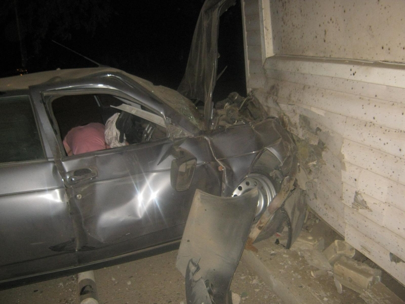 В Астрахани пьяный водитель врезался в шиномонтаж: пострадал пассажир