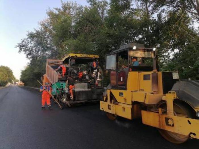 В Астрахани на Белгородской ремонтируют дорогу