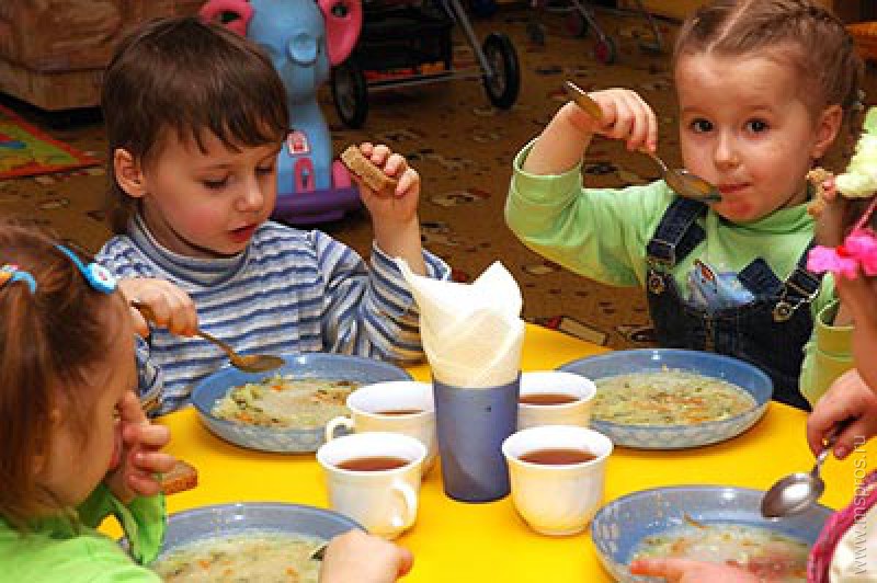 В детском саду Астрахани выявили некачественные продукты питания