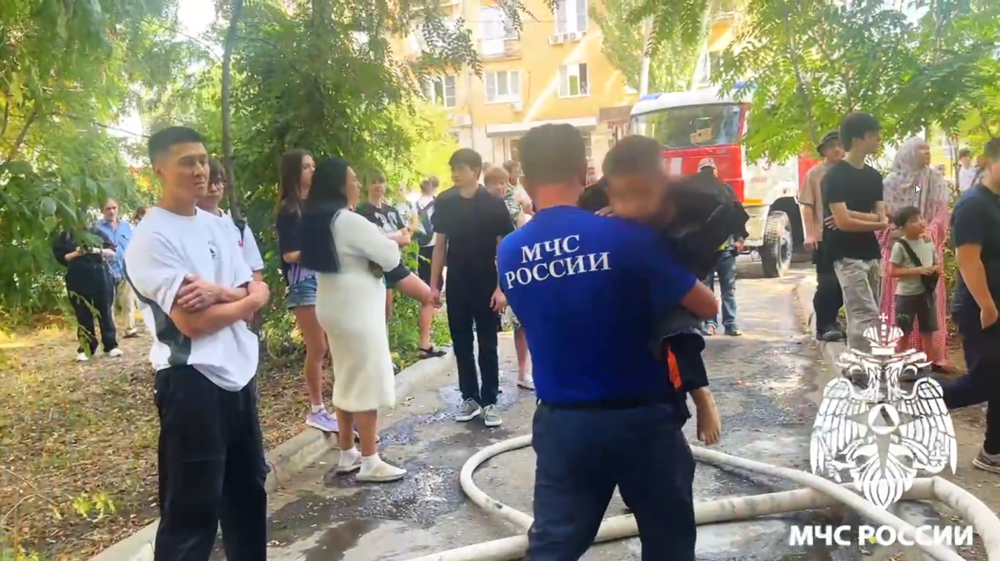 Астраханские пожарные тушат пожар в пятиэтажке на улице Савушкина