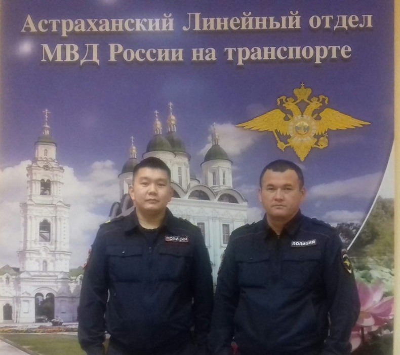 Астраханская транспортная полиция отговорила мужчину от необдуманного и трагического шага 