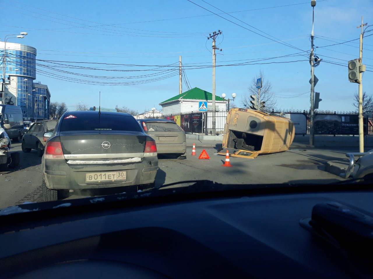 Подробности аварии с опрокинувшейся маршруткой в Астрахани: среди пострадавших ребенок