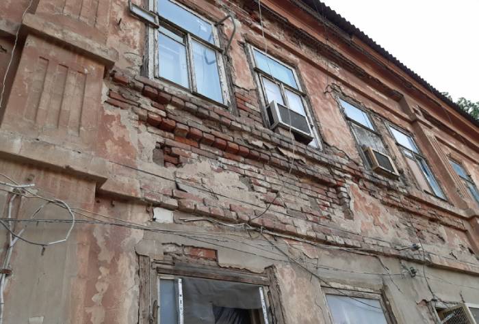 В центре Астрахани снесли опасное здание