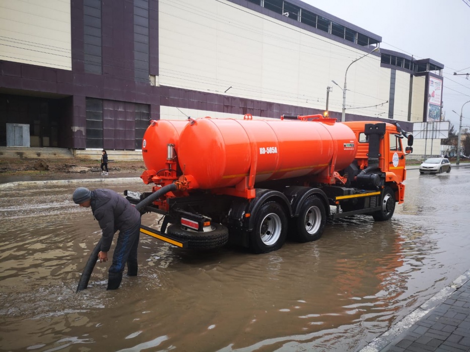 36 единиц техники борются со "вселенским" потопом в Астрахани