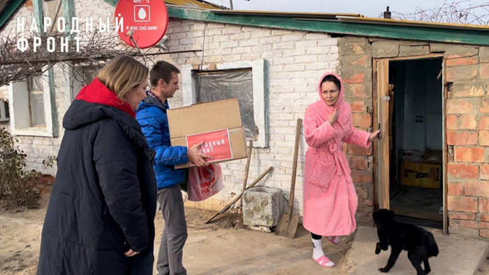 Волонтеры привезли дрова и новогодние подарки семье мобилизованного астраханца на отдаленную степную ферму