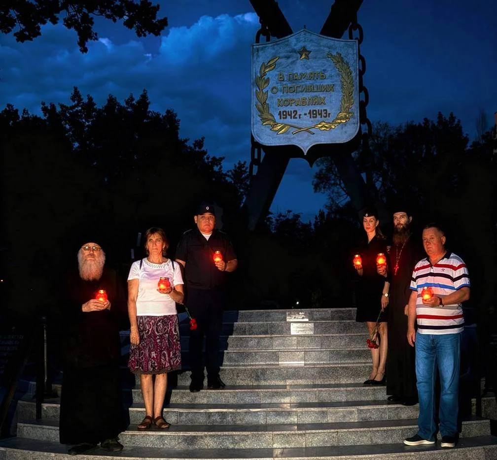  Свечи памяти зажгли у памятника погибшим кораблям в Астрахани