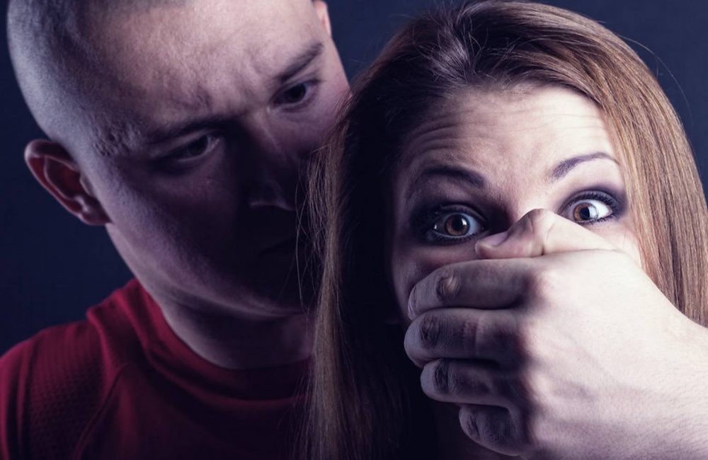 В безлюдных местах Астрахани нападают на женщин