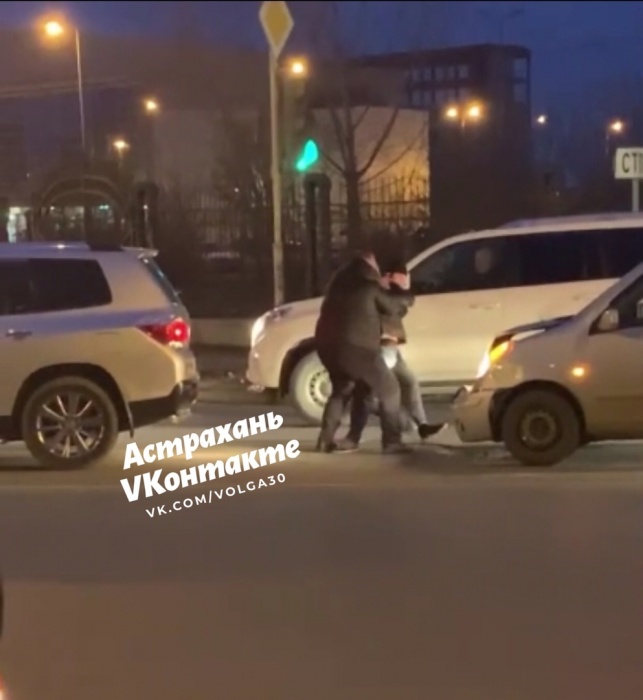 Двое на одного: драка астраханских водителей попала на видео