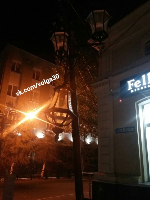 Вандалы сломали красивый фонарь прямо у здания астраханской полиции