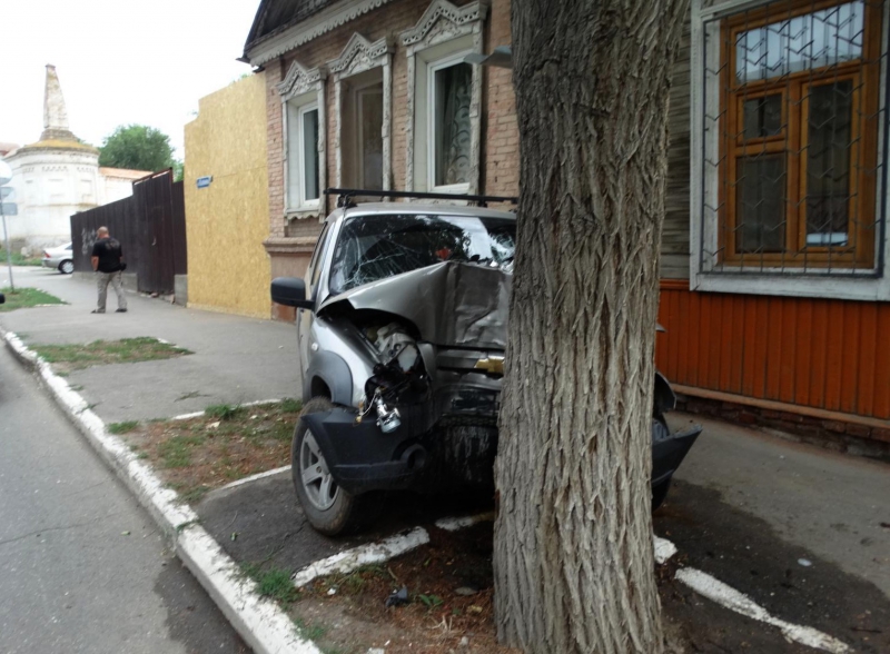 В Астрахани автомобиль врезался в дерево: водитель погиб
