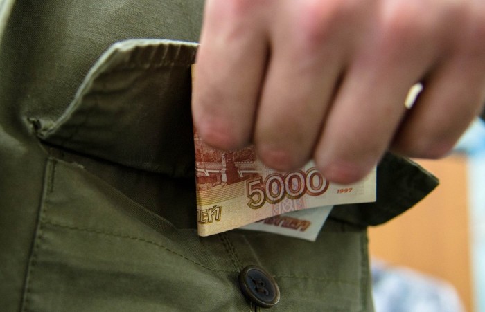 В Астрахани  похититель проник в частный дом и из кармана висевшей в шкафу куртки стащил 1,3 млн рублей