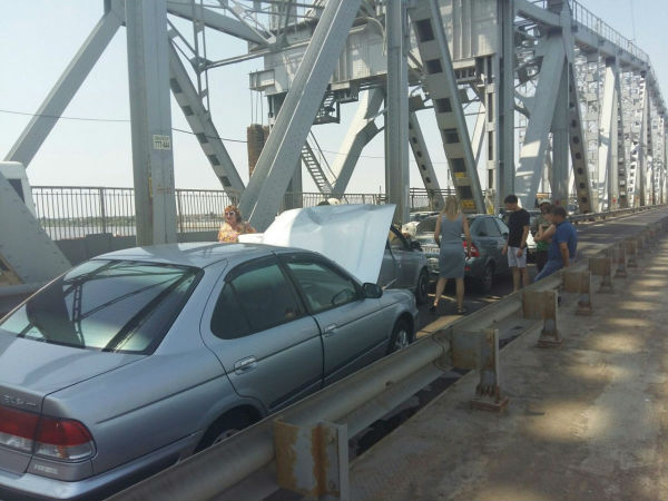 Старый мост в Астрахани «встал» из-за крупной аварии