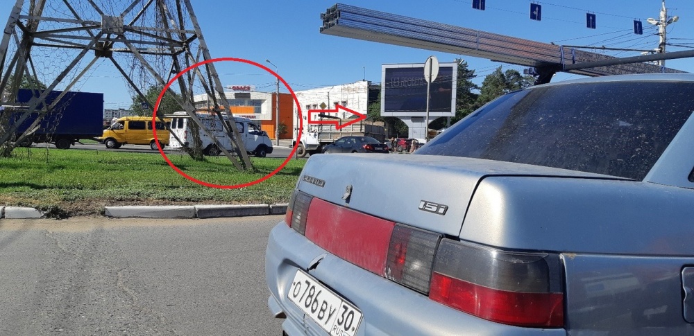 Водитель астраханской маршрутки, рискуя жизнями пассажиров, едет по встречке