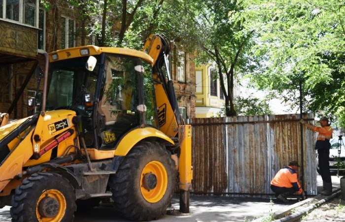 В Астрахани проверили места недавних дорожных провалов из-за канализации