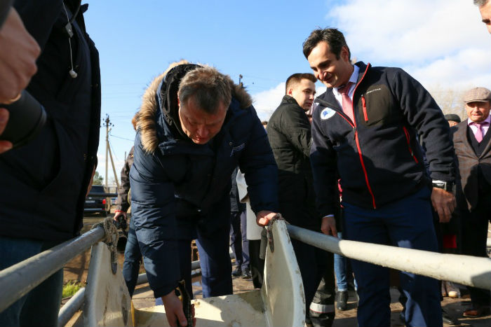 Игорь Бабушкин выпустил в реку последних осетрят