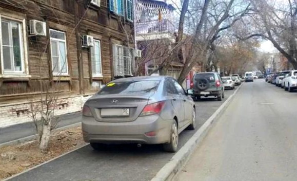 Наглые астраханцы, превратившие тротуар в парковку, наказаны