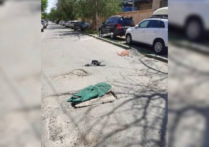 На центральной улице Астрахани от ям избавились забавным способом