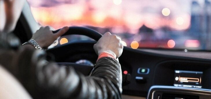 Астраханский шумахер, чихающий на ПДД, чуть не стал пешеходом