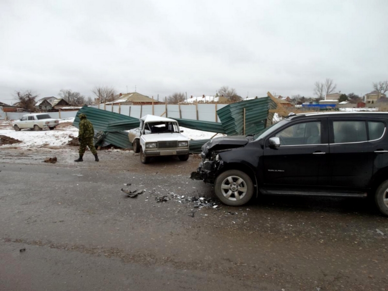 В Астрахани автоледи не справилась с управлением, врезавшись в иномарку и забор