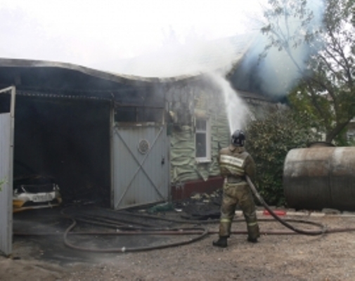 В Астрахани произошел крупный пожар: сгорели дом, гараж и автомобиль