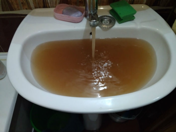 В Астрахани из кранов вместо воды потекла «кака-кола»