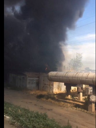 Черным-черно. В Астрахани на Звездной засняли крупный пожар