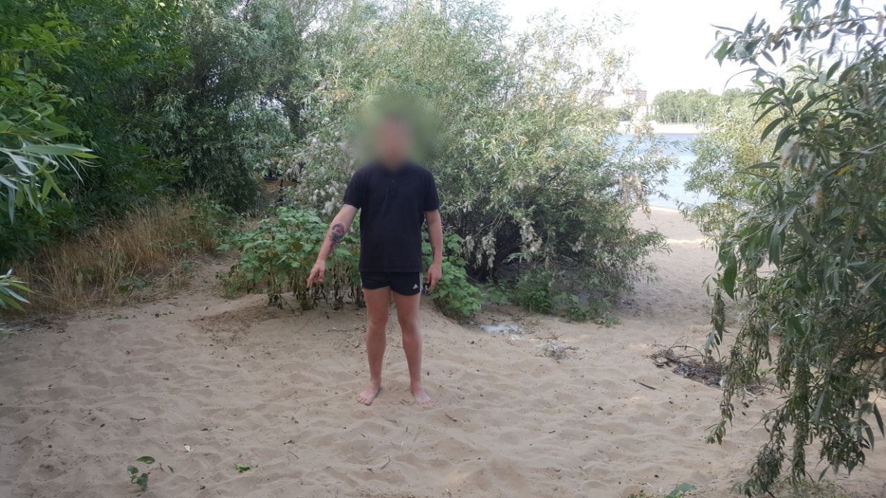 У астраханца на пляже сорвали с шеи золотую цепочку