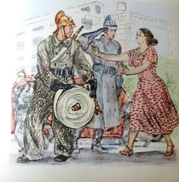 Сотрудник Астраханской транспортной полиции спас  из горящей квартиры пожилую женщину