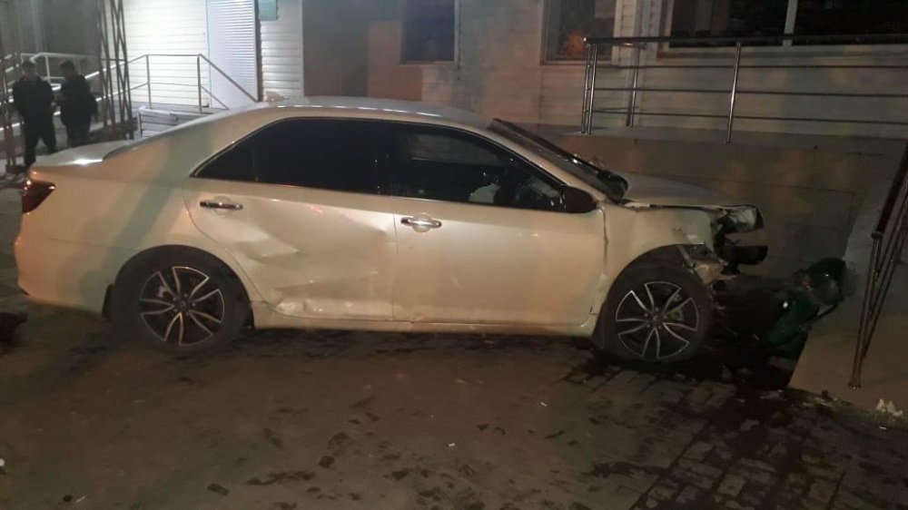 В Астрахани Тойота Камри влетела в дом, четверо пострадавших