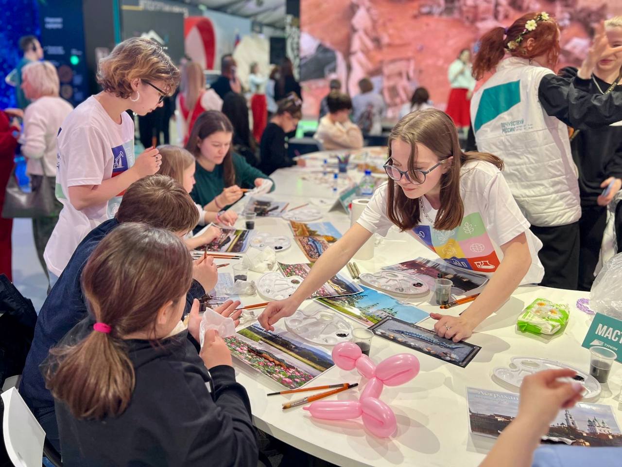 Посетители выставки на ВДНХ могут прокатиться на баггах по астраханским барханам