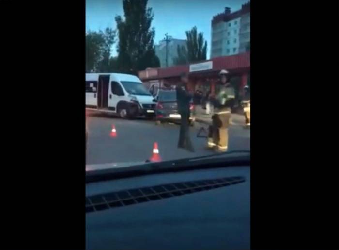 В Астрахани столкнулись маршрутка с иномаркой: видео