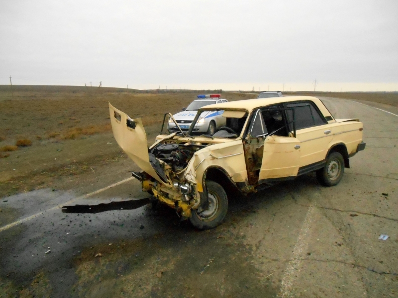 Под Астраханью столкнулись два автомобиля: оба водителя госпитализированы