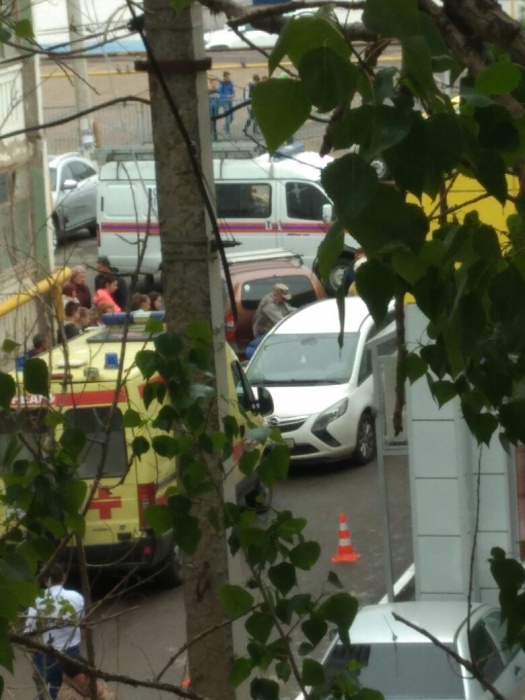 Астраханка вышла из своего авто и ее сбили (ВИДЕО истерики)