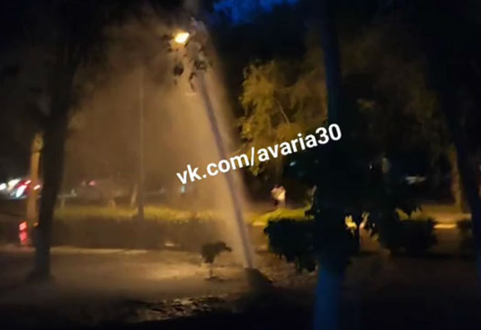 В Астрахани на Комсомольской набережной прямо из-под земли забил фонтан