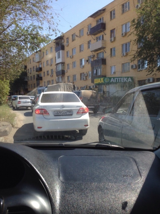 В Астрахани на пешеходном переходе пенсионер сбил мужчину