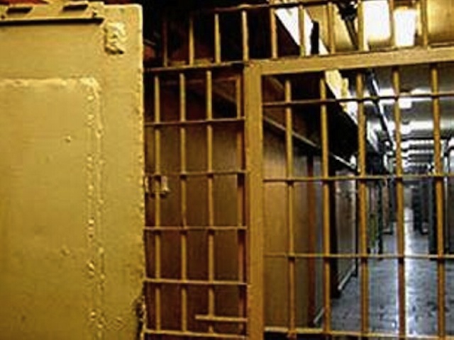 Астраханец на трое суток отправился в изолятор за долг в четыре тысячи рублей