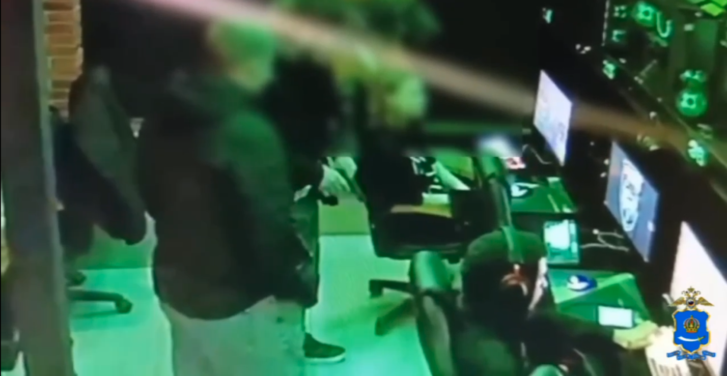 Студент астраханского вуза угрожал пистолетом в игровом центре