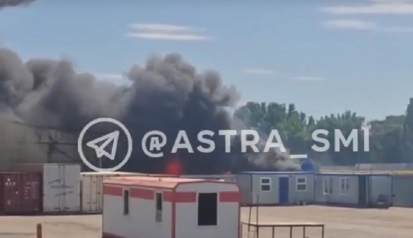 В Астрахани полыхает мебельный склад 