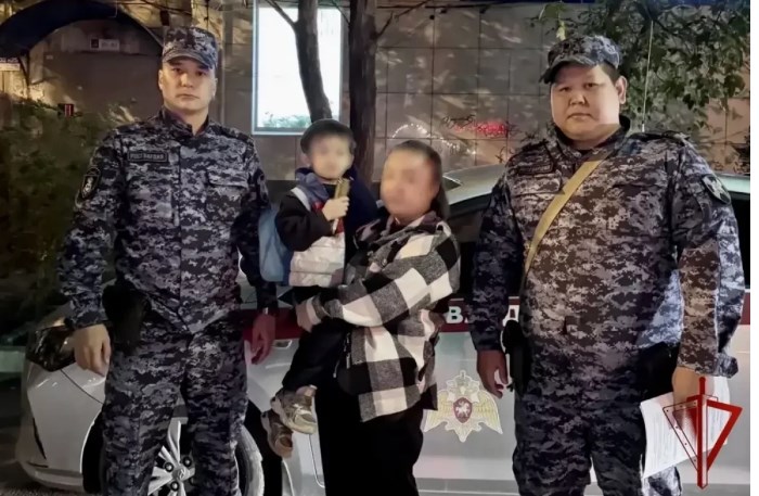 В Астрахани росгвардейцы вернули матери 4-летнего потерявшегося ребенка
