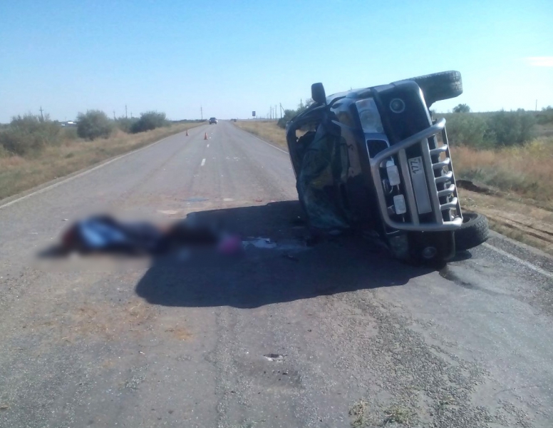 На астраханской трассе погиб москвич, его жена и сын в больнице