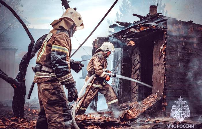 Вчера в Астрахани больше часа горели нежилое здание и хозпостройка