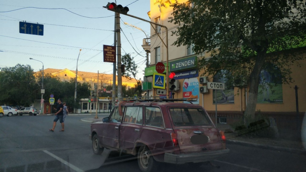 Фото дня: В разбитой старой арбе