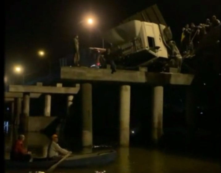 Подробности и кадры ДТП с грузовиком, который слетел с моста под Астраханью